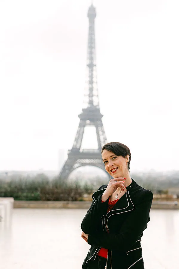 Estella Balbastre, wedding planner et officiante de cérémonie, devant la Tour Eiffel à Paris