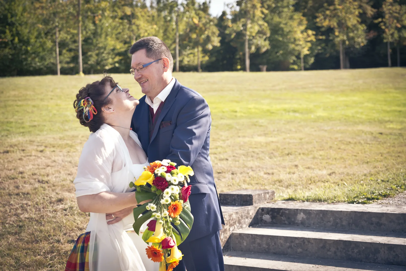 Une célébration haute en couleur inspirée de leur histoire — mariage A. & E. à Domaine de Champigny (77) (photo 3)