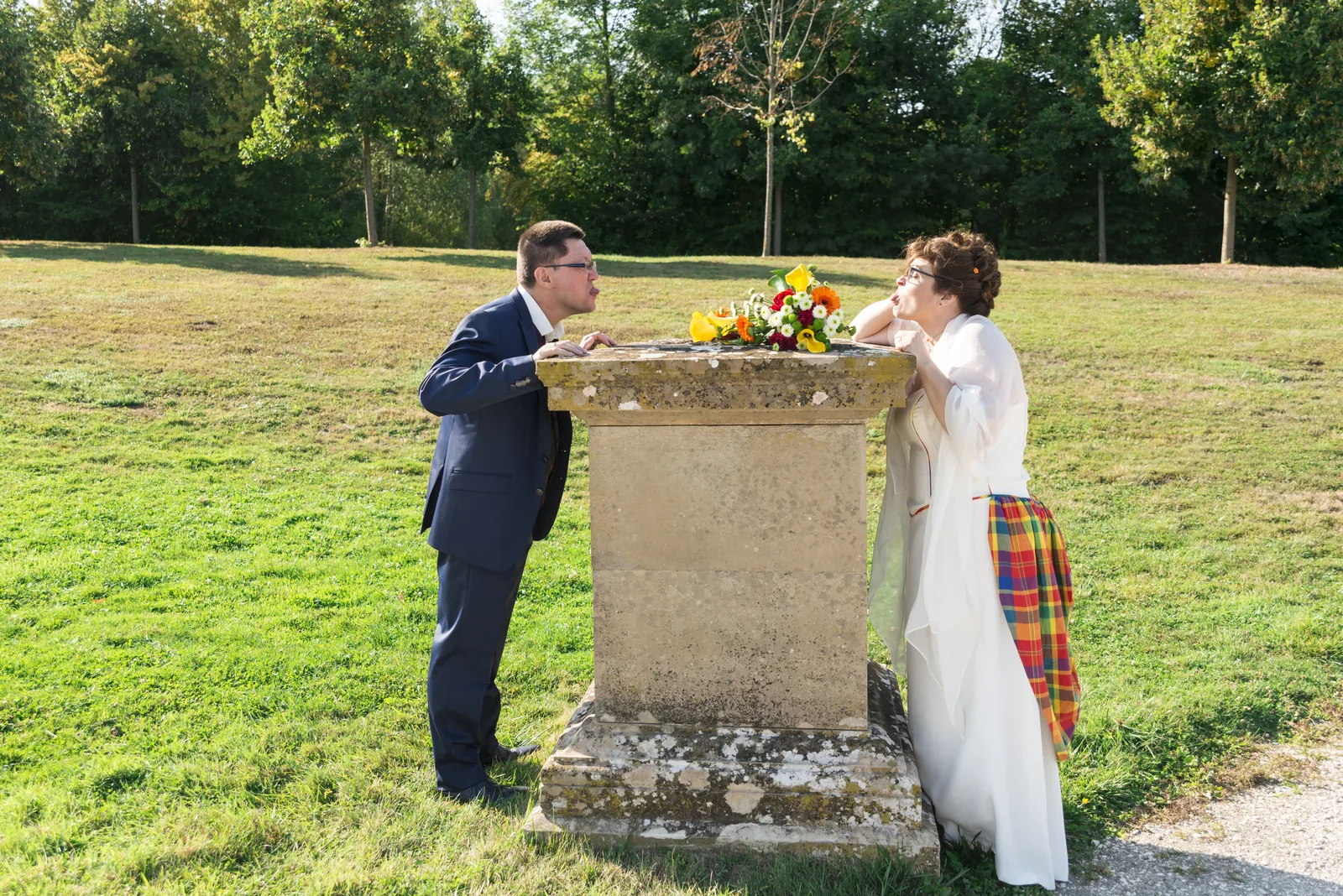 Une célébration haute en couleur inspirée de leur histoire — mariage A. & E. à Domaine de Champigny (77) (photo 4)