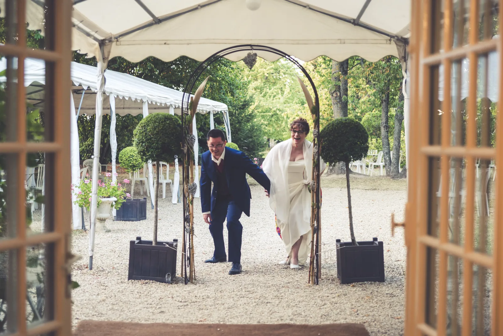 Une célébration haute en couleur inspirée de leur histoire — mariage A. & E. à Domaine de Champigny (77) (photo 9)